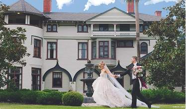 A wedding couple on the Stetson Mansion grounds